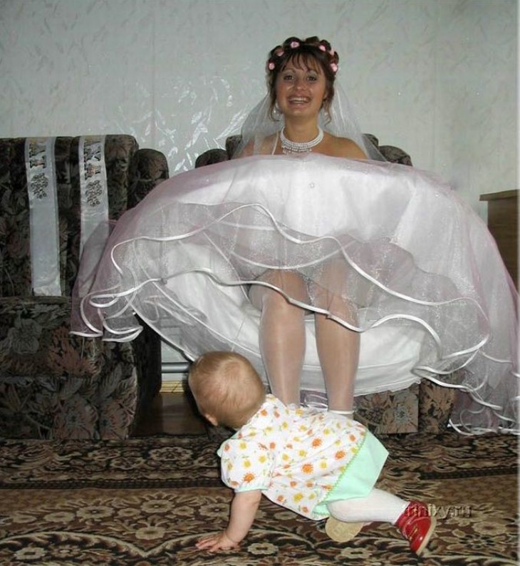 Подглядывать молодых мам. Заглядываем под платье невесты. Заглянул под платье. Под подолом платья невесты. Ребенок заглядывает под платье.