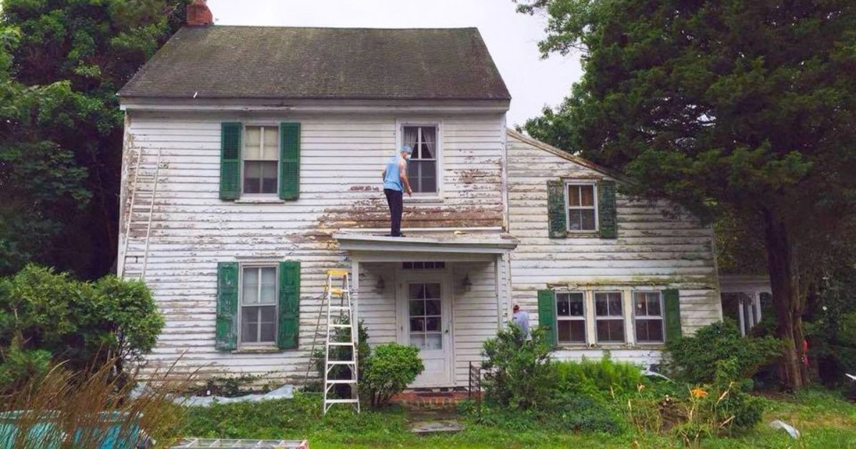Съседите се събраха и поправиха къщата на пенсионера.