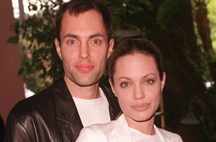  Не толкова красив: Какъв всъщност изглежда братът на Анджелина Джоли