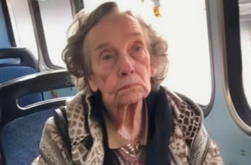  Тийнейджъри се подиграват на възрастна жена в автобуса: тогава бездомник им дава урок, който никога няма да забравят!