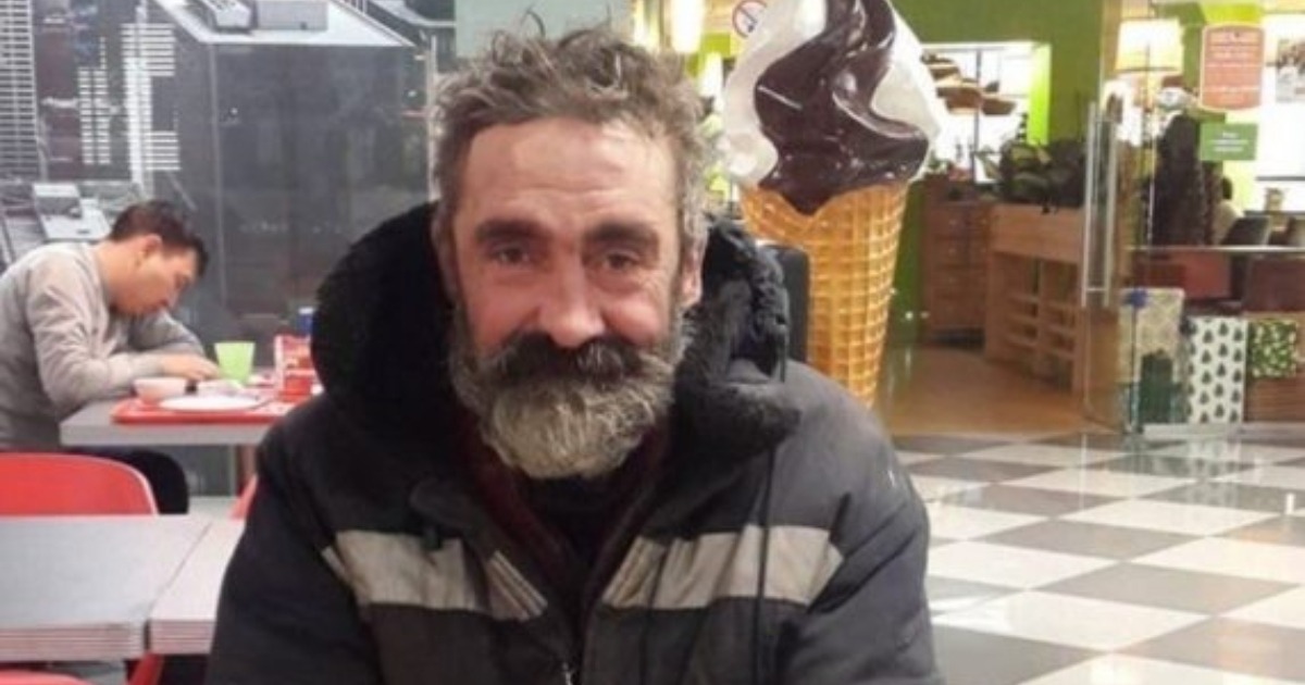 Една сервитьорка любезно обслужи бездомник: Момичето нямаше представа каква изненада я очаква!
