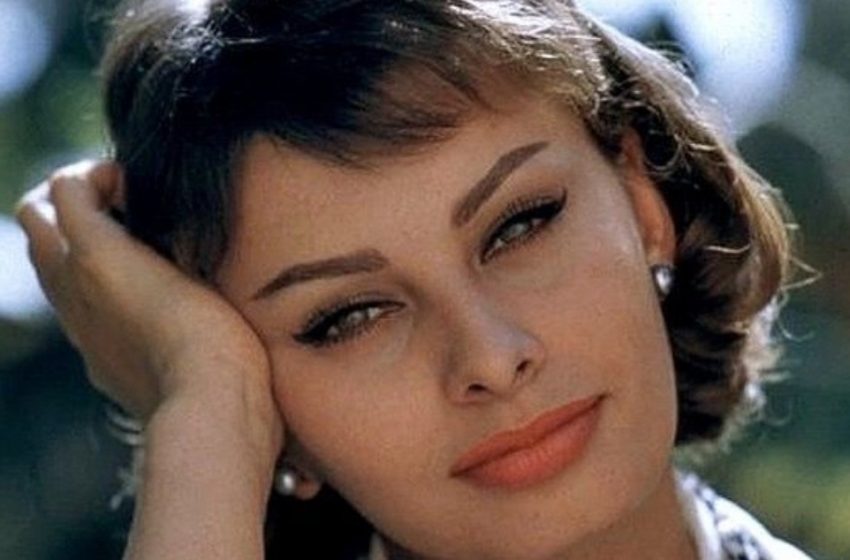  Внучката на София Лорен, Лусия, на 18 години, предизвика противоречия с рокля, сравнявана с „старите пердета на баба“!