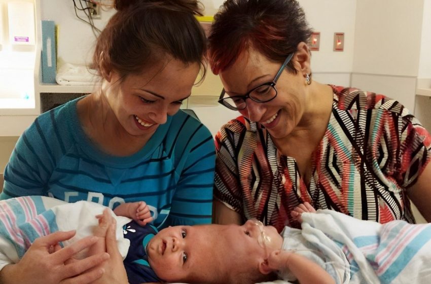  От невъзможни шансове до чудо: Близнаци, срасли в главата, най-накрая се погледнаха в очите!