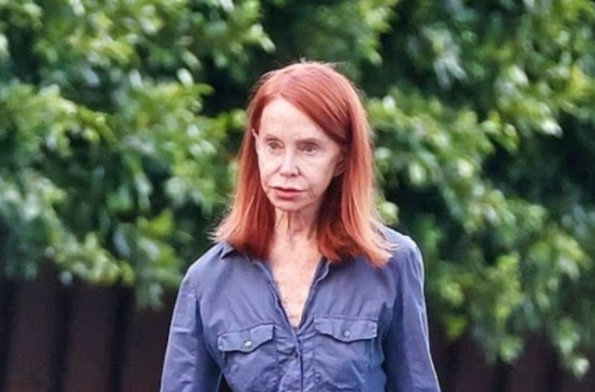  Безвременна телевизионна звезда впечатлява феновете на 81 години с младежки вид и рядка публична поява!: Коя е тя?