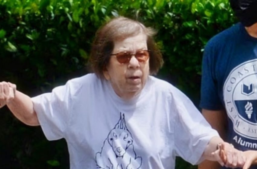  Легендарна 80-годишна носителка на „Оскар“ е забелязана на рядко излизане в Лос Анджелис!: Коя е тя?