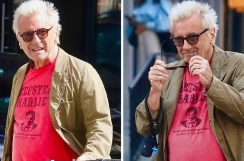  Неузнаваемата икона на хоръра от 80-те изумява феновете с рядка публична поява!: Кой е той?