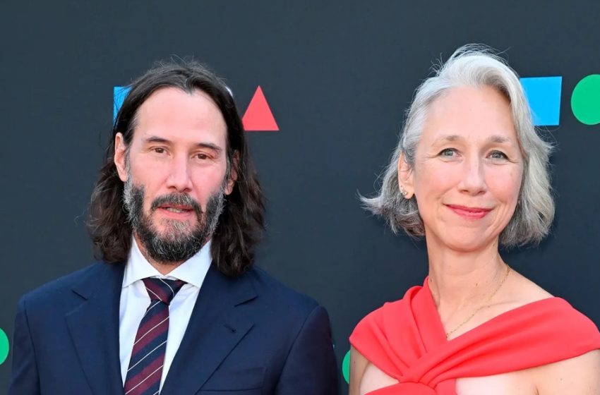  Публичната целувка на Киану Рийвс с приятелката му предизвика много коментари: Един детайл привлече вниманието на всички!