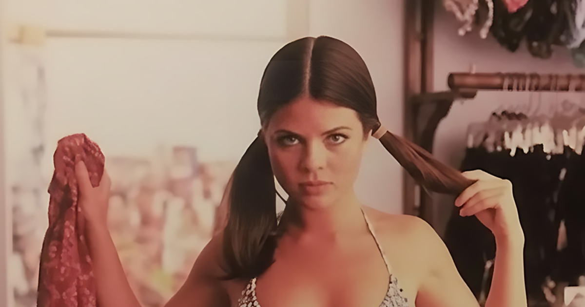 Разпознавате ли я?: Родената в Ню Йорк телевизионна звезда, която премина от дневни драми до славата с червен бански през 90-те!