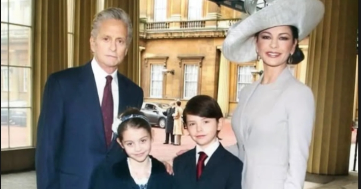 Тя излезе под ръка с баща си!: 81-годишният Дъглас забелязан с 22-годишната си дъщеря от брака с Катрин Зита-Джоунс